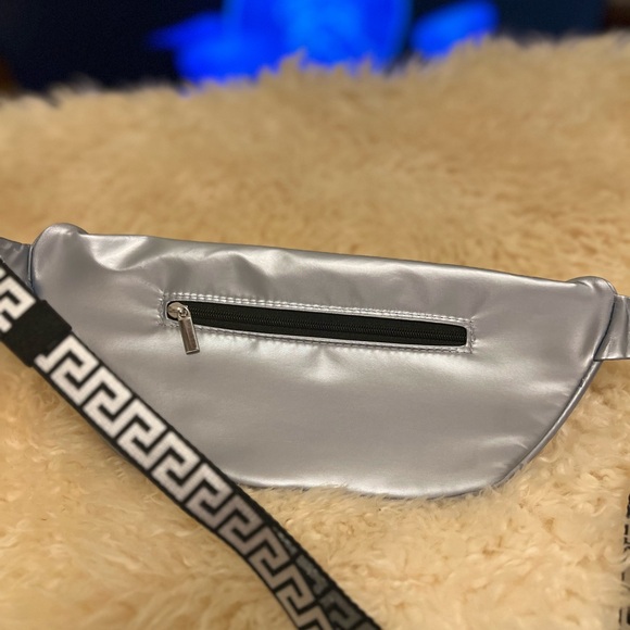 Fanny Pack Versace Adjustable Strap Good used condition!! - Picture 4 of 16